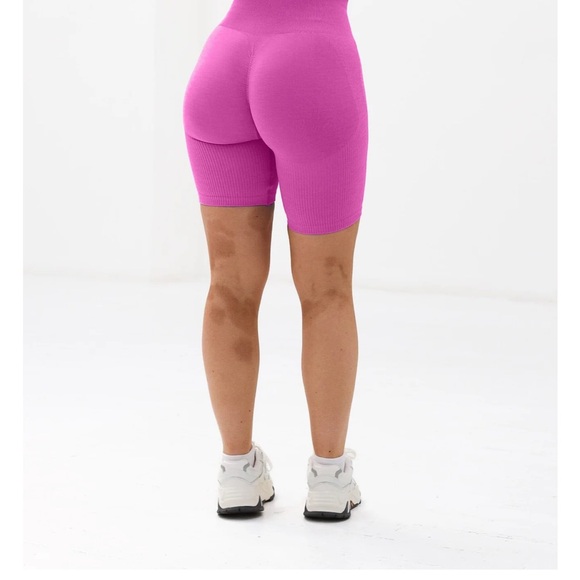 Lazuli Label LARGE Scrunch Seamless Ribbed Contour Shorts - Picture 2 of 11